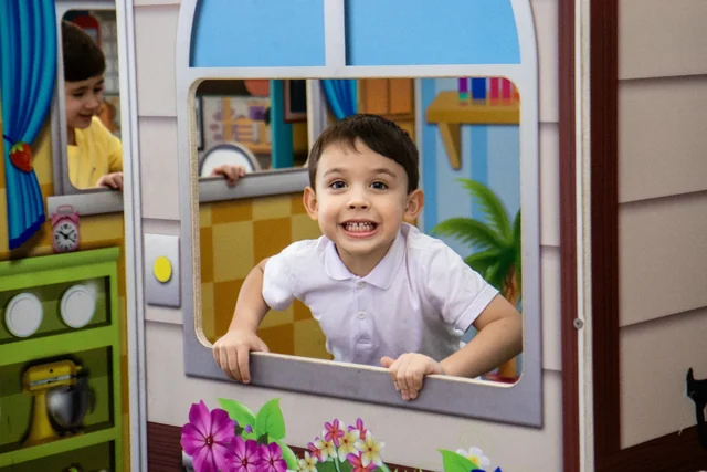 Criança brincando na casinha do buffet