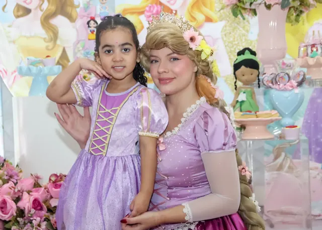 Criança com personagem de princesa durante a festa